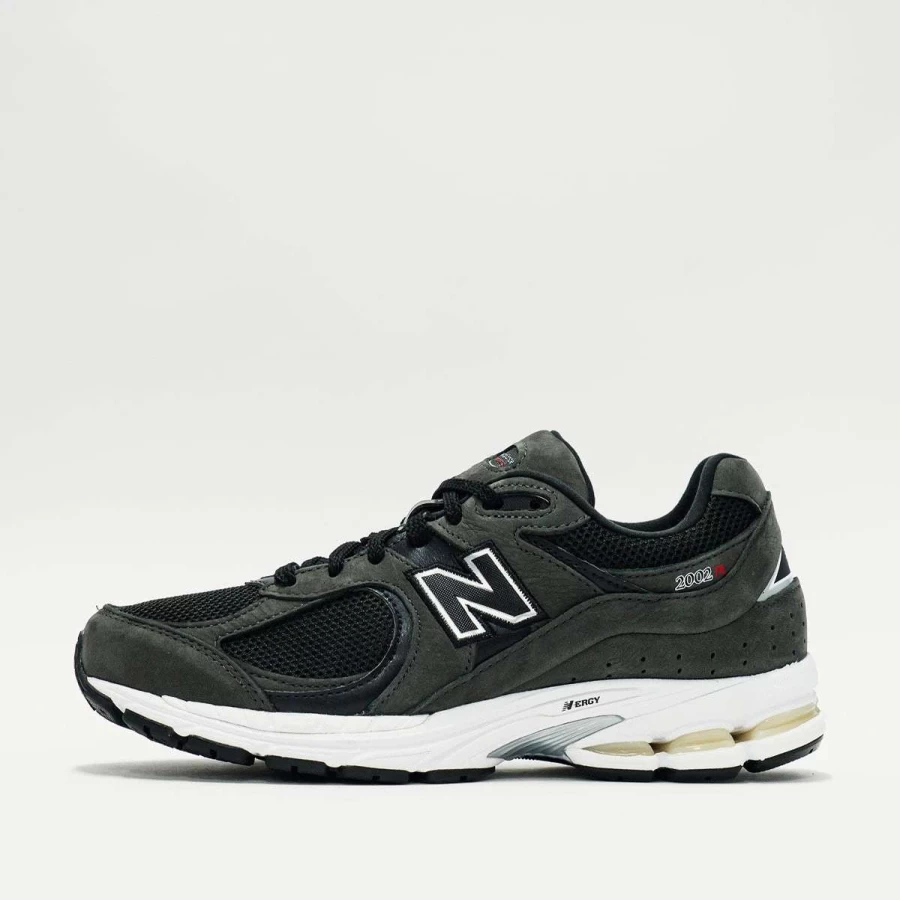 New Balance 2002R Sneakers in Black/Grey - Men's Retro Running Shoes