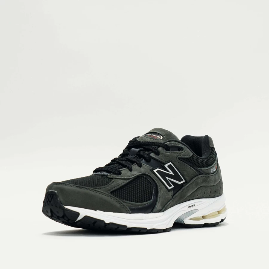 New Balance 2002R Sneakers in Black/Grey - Men's Retro Running Shoes